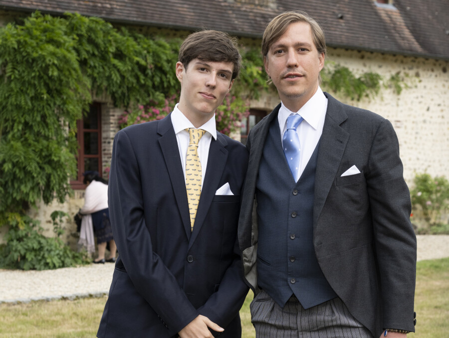 Louis de Luxembourg et son fils Gabriel de Nassau au mariage de la princesse Charlotte de Bourbon Parme en juin 2022.